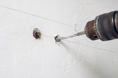 Beyaz duvar ve dübel, biçimlendirme, onarım taşıyan matkap