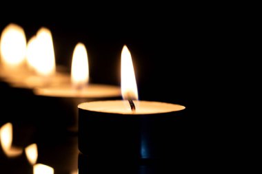 Diğer mumlar, kopya alanı arka plan üzerinde mum alevi