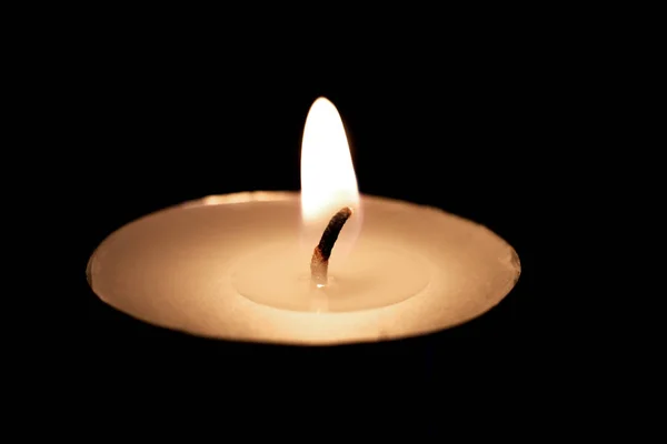 Flacăra Unei Lumânări Închide Izolează Fundal Negru — Fotografie, imagine de stoc