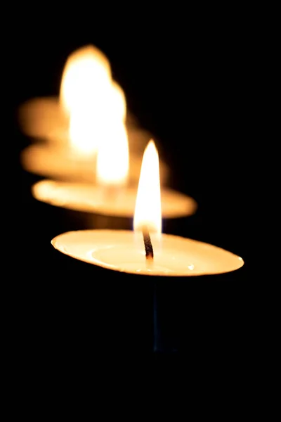 Close Van Kaarsvlam Achtergrond Van Andere Candlesm — Stockfoto