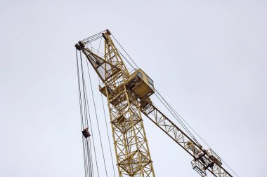 Sarı İnşaat Vinç mavi gökyüzü arka planda, alttan görünüm