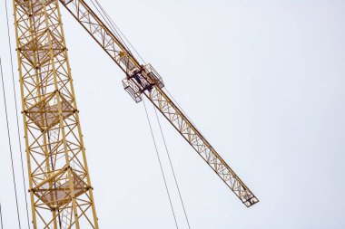 Sarı İnşaat Vinç mavi gökyüzü arka planda, alttan görünüm