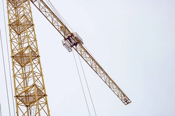 Sarı İnşaat Vinç mavi gökyüzü arka planda, alttan görünüm