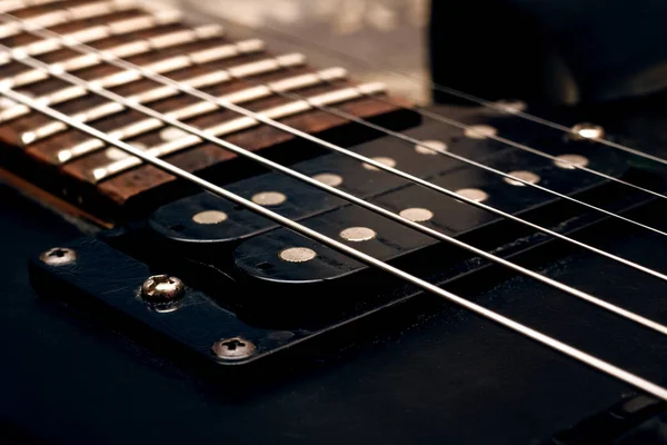 Cuello Madera Una Guitarra Negra Cerca Foto Macro —  Fotos de Stock