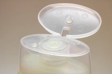 Beyaz şişe açık duş jeli cose kadar makro fotoğraf