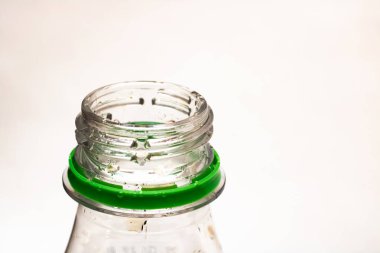 Plastik şişe boyun yakın çekim beyaz bir arka plan üzerinde izole