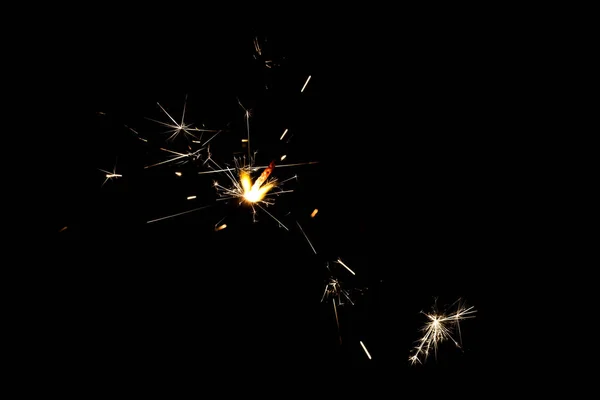 黄色の黒の背景に線香花火の火花 クローズ アップ — ストック写真
