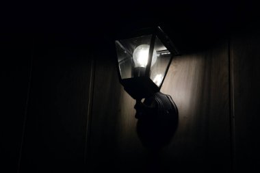 Retro tarzı fener karanlık kopya uzayda bir ahşap duvar