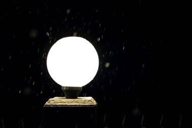 Kar, kopya alanı ile karanlıkta retro tarzı sokak lambası