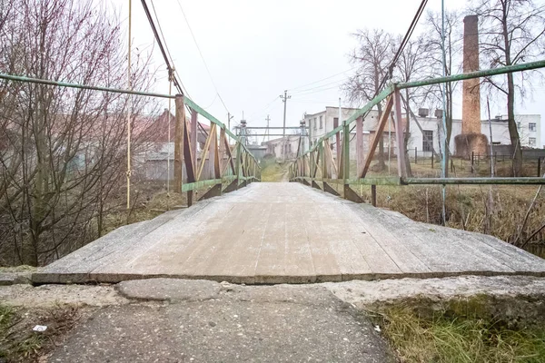 Gammal övergiven bro med torrt gräs och grenar — Stockfoto