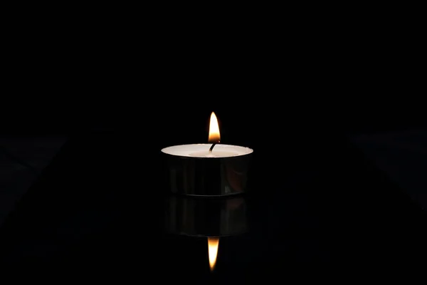 Nyala Lilin Tertutup Terisolasi Pada Latar Belakang Hitam — Stok Foto