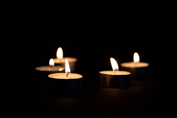 Φλόγα Κεριού Στο Φόντο Των Άλλα Κεριά Αντίγραφο Χώρου — Φωτογραφία Αρχείου