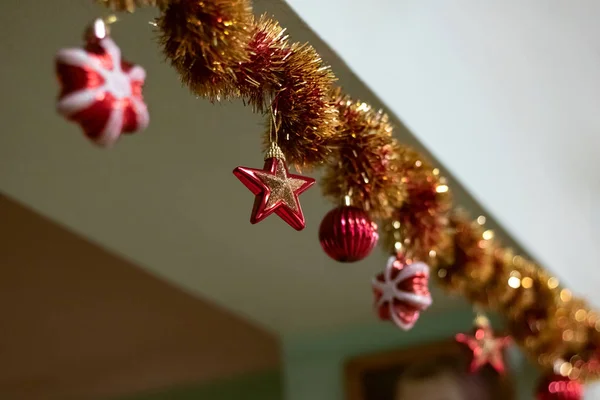 Brinquedos de Natal na grinalda com espaço de cópia — Fotografia de Stock