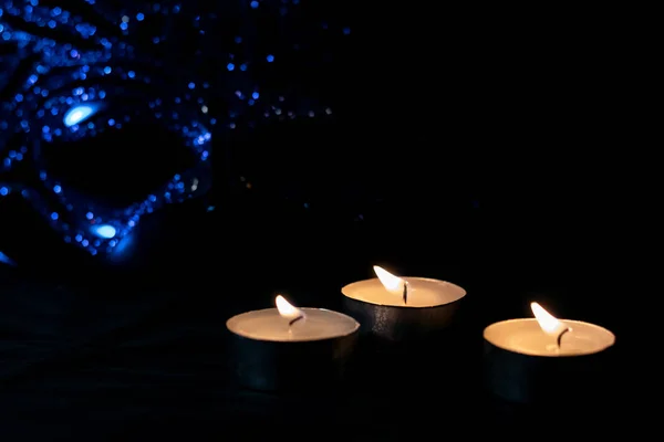 Свічки і маскарад в темряві — стокове фото