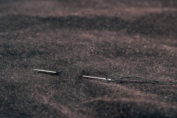 針と暗い生地の糸 — ストック写真