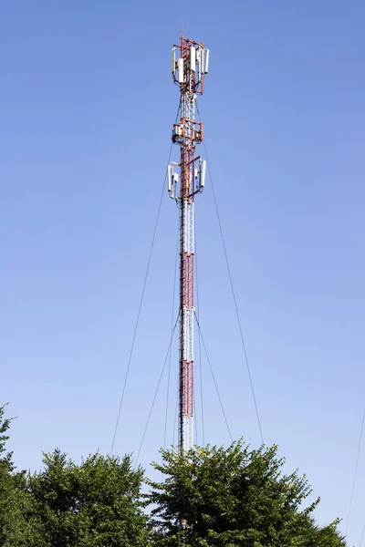 Torre Comunicação Contra Céu Árvores Verdes Tecnologia — Fotografia de Stock