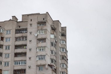 Bir gri gökyüzü arka plan kopya alanı karşı yüksek evler