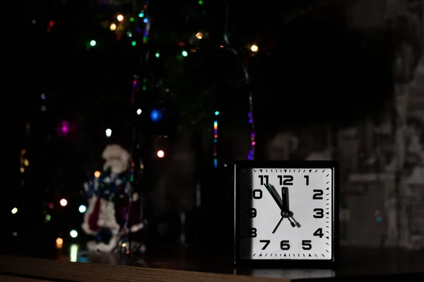Часы Фоне Новогодней Ели Место Копирования — стоковое фото