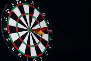 Yönetim Kurulu için dart ve ortasında bir siyah arka plan üzerinde Dart
