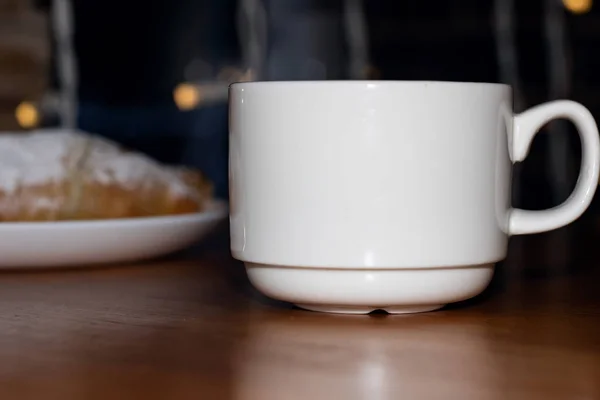 Tasse Kaffee Und Croissant Auf Dem Tisch Kopierraum — Stockfoto