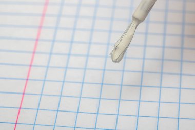 Hataları düzeltmek için fırça yakın çekim bir defter sayfasına