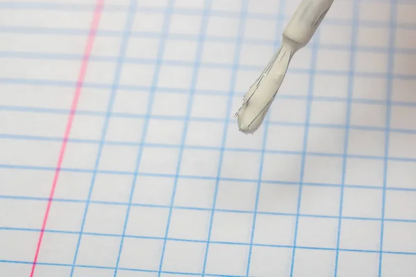 Hataları düzeltmek için fırça yakın çekim bir defter sayfasına