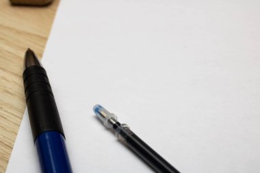 Alan, kalem kağıda yakın ahşap bir masa üzerinde kopyalama