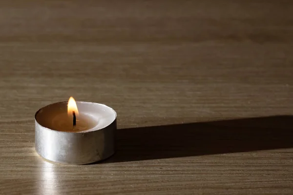 Pequena Vela Uma Mesa Madeira Com Espaço Cópia — Fotografia de Stock