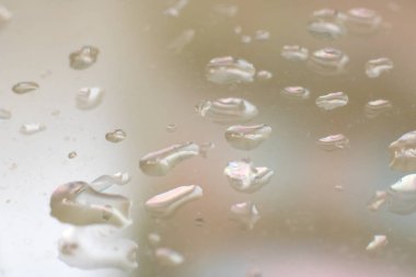 Su damlaları gri camına yakın çekim