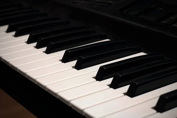 Электрические клавиши пианино закрываются, вид сбоку — стоковое фото