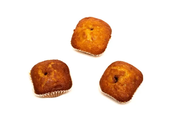 Tre chokladmuffins, isolerad på vit bakgrund — Stockfoto