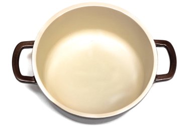 Siyah seramik tencere yakın, beyaz bir arka plan üzerinde ayrı tut