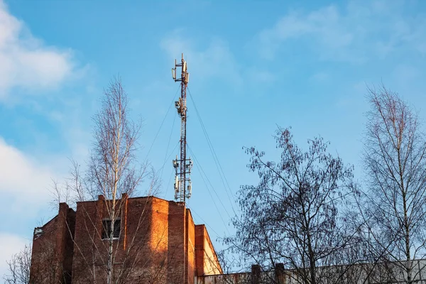 Antena Comunicação Telhado Edifício Vários Andares Contra Céu Azul — Fotografia de Stock