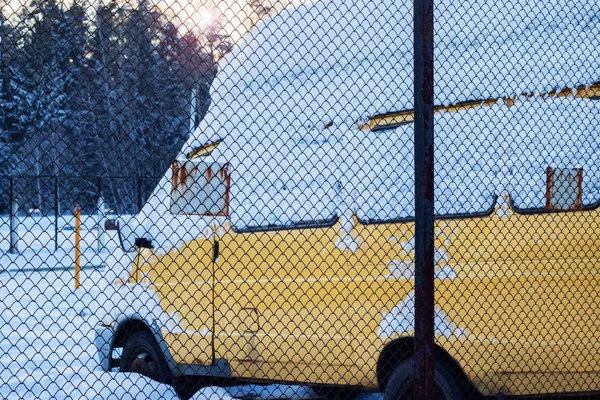 Żółty Samochód Pod Śniegiem Parkingu Płotem — Zdjęcie stockowe