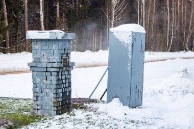 Metal yapıile ve orman arka plan üzerinde kışın Buhar