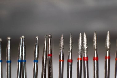 Gri arka plan üzerinde tırnak bakımı ve manikür araçlarını kapat