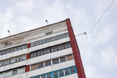 Uzun boylu apartmanın gökyüzü bulutlu, alttan görünüm