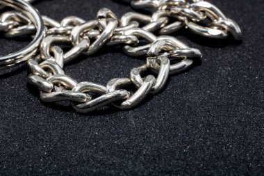 Siyah arka planda yakın kadar kopya alanı zincir bağlantıların yakın çekim