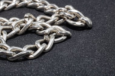 Siyah arka planda yakın kadar kopya alanı zincir bağlantıların yakın çekim