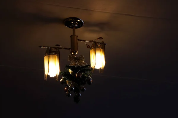 新年の装飾と暗闇の中で天井にシャンデリア — ストック写真