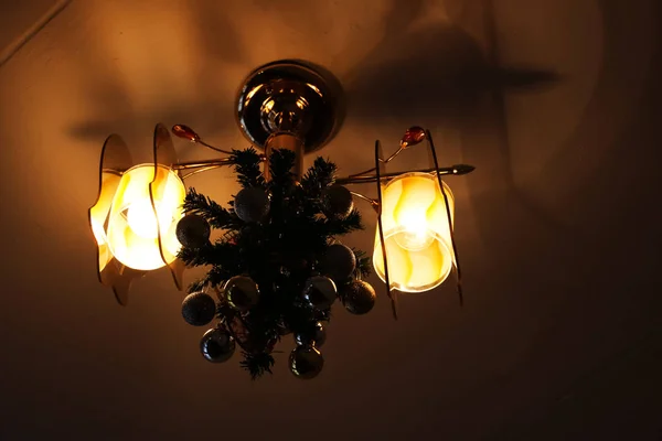 Lampadario Sul Soffitto Buio Con Decorazione Capodanno — Foto Stock