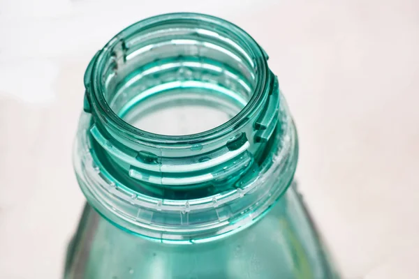 Горло Зеленої Пляшки Крупним Планом Білому Тлі — стокове фото
