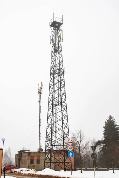 Torre Comunicação Contexto Céu Cinza Árvores Inverno — Fotografia de Stock