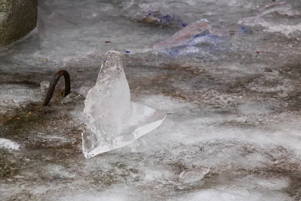 Ραγισμένο Και Εσωτερικη Σπασμένο Πάγο Στο Νερό Τέλος Του Χειμώνα — Φωτογραφία Αρχείου