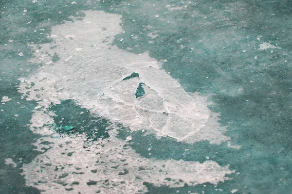 Popraskané Rozlámaném Ledu Vodě Zavřít Konec Zimy — Stock fotografie