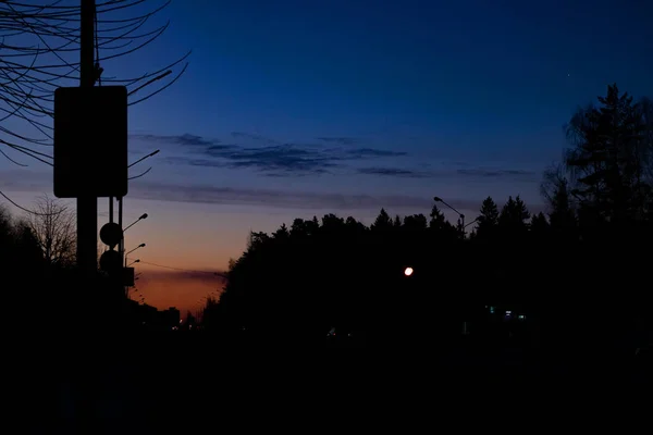 地平线上的黎明和阴凉处的城市 — 图库照片