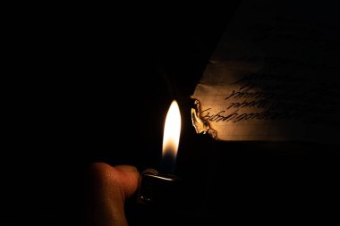 Bir mektup bir çakmak ile yakın çekim yanmak