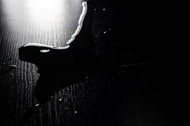 Siyah bir masaya dökülen su yakın çekim