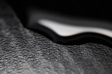 Siyah bir masaya dökülen su yakın çekim