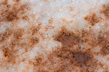 Erimiş buz yakın kadar kir sokaklarda, arka plan üzerinde kum